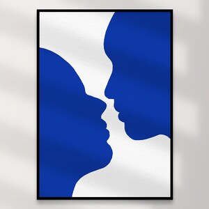 Impression d'art de baiser | Art mural queer en téléchargement numérique – Darcy bleu blanc, décoration d'intérieur LGBTQ+, illustration de l'amour gay, cadeau imprimable, art de la fierté