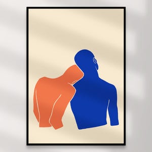Może przedstawiać: Abstrakcyjny wydruk artystyczny przedstawiający dwie postacie w uścisku. Jedna postać jest pomarańczowa, opierająca się na niebieskiej postaci. Tło jest jasno-beżowe, a grafika jest oprawiona w czarną ramę.