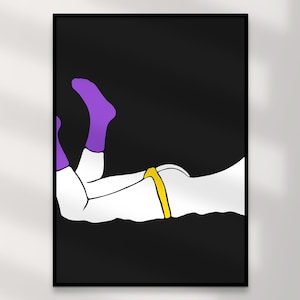 Könnte beinhalten: Ein gerahmter Kunstdruck mit einer minimalistischen Illustration auf schwarzem Hintergrund. Das Kunstwerk zeigt eine Figur in weißer Kleidung mit lila Socken und einem gelben Akzent. Die einfachen Linien und kräftigen Farben erzeugen eine moderne Ästhetik.