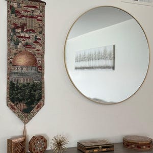 キャンバスの都市の絵、ゴブラン織りの手刺繍。イード、ラマダンの贈り物。パレスチナ、旧ダマスカス、ウマイヤド モスク、イスラム教のコーランのキャンバス