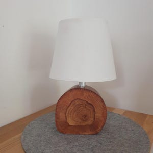 Rustikale Tischlampe aus Eichenstamm| Handgefertigte Naturholzlampe mit weißem Schirm| E27 Fassung