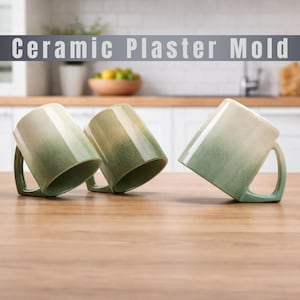 Może przedstawiać: Trzy ceramiczne kubki z zielono-białym gradientem ustawione na drewnianej powierzchni. Kubki mają kwadratowy uchwyt i są lekko pochylone. Nad kubkami znajduje się napis "Ceramic Plaster Mold".