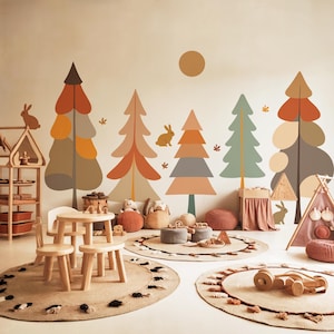 Könnte beinhalten: Ein Spielzimmer mit einem farbenfrohen Waldwandbild an der Wand. Das Wandbild zeigt Bäume in Braun-, Orange-, Grün- und Grautönen mit Hasen und Blättern. Der Raum ist mit einem Holztisch und Stühlen, einem Teppich und verschiedenen Spielzeugen dekoriert.