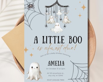 Puede incluir: Una invitación de baby shower azul claro con un móvil de fantasmas y el texto "A Little Boo is almost due!"  Únete a nosotros para una baby shower en honor a Amelia. El 31 de octubre a las 2 pm. En 123 anywhere st., any city, st 12345. RSVP (123)456-7890