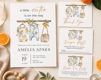 Può includere: Un set di inviti per baby shower con illustrazioni ad acquerello di vestiti per neonati e una borsa appesi a un ramo con arance. Il testo recita a little cutie is on the way, Amelia Jones, August 19, Thank You, Diaper Raffle e Books For Baby.