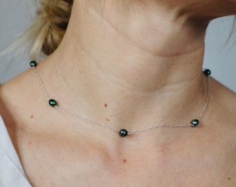 Délicat et minimaliste, argent sterling ou or 14 carats, collier de perles d'eau douce, petites perles vertes faites à la main