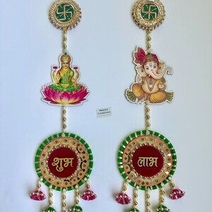 Set Decorativo Porta Itiha Shubh Labh - Piedi Di Lakshmi E Svastica In Acrilico Rosso - Confezione 5 Pezzi Per Diwali, Festività E Regali Di Ritorno