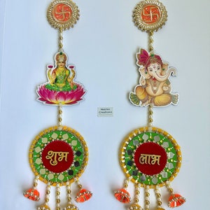 Set Decorativo Porta Itiha Shubh Labh - Piedi Di Lakshmi E Svastica In Acrilico Rosso - Confezione 5 Pezzi Per Diwali, Festività E Regali Di Ritorno