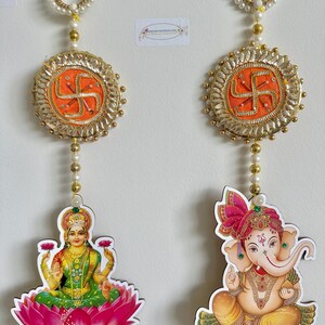 Set Decorativo Porta Itiha Shubh Labh - Piedi Di Lakshmi E Svastica In Acrilico Rosso - Confezione 5 Pezzi Per Diwali, Festività E Regali Di Ritorno