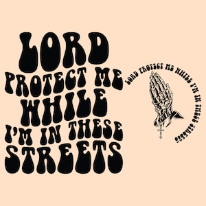 以下が含まれることがあります： 明るいピーチ色の背景に、太字のレトロフォントで「LORD PROTECT ME WHILE I'M IN THESE STREETS」というテキストが配置されたグラフィックデザイン。ロザリオと十字架を持つ祈りの手の詳細なイラストも含まれています。