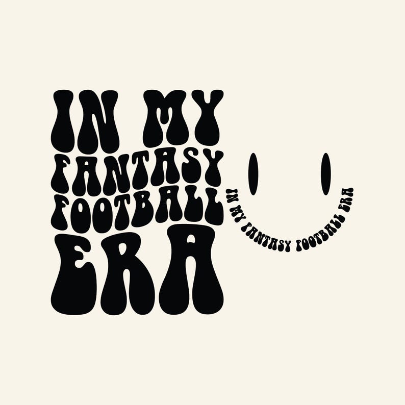 私のファンタジー フットボール時代 SVG PNG、フットボール ファンタジー ドラフト、アメリカン フットボール シャツ SVG、面白いファンタジー フットボール シャツ SVG、レトロな波状 SVG。 画像 1