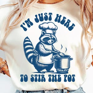 Solo estoy aquí para revolver la olla SVG PNG, diseño de camiseta de meme de mapache divertido vintage, ama de casa PNG, meme de amas de casa, diseño de sublimación.