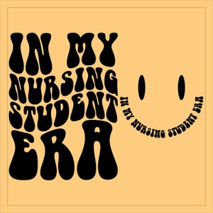 Pode incluir: Um design gráfico preto e branco com o texto "In My Nursing Student Era" em uma fonte retrô. O texto é organizado em uma forma curva para formar um rosto sorridente.