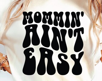 Diseño de sublimación de archivo de corte Svg PNG de Mommin' Aint Easy, regalo para mamá, vida de mamá, camiseta de mamá Svg, día de la madre, ondulado apilado.