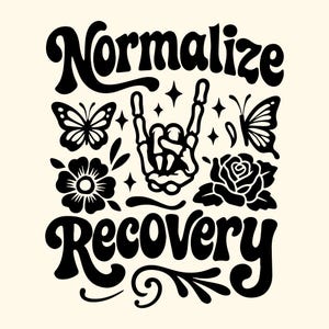 Puede incluir: Diseño gráfico en blanco y negro con las palabras "Normalizar la recuperación". El diseño incluye una mano de esqueleto haciendo un gesto de rock, mariposas, flores y estrellas. El texto está en negrita, fuente retro.