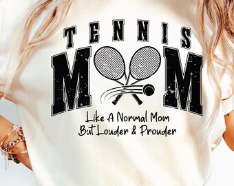 Tennis Mom SVG PNG, Varsity, Distressed, Tennis Mama SVG Png, Głośna i dumna Tennis Mom Projekt Sublimacji.
