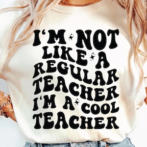 Ik ben niet zoals een gewone leraar, ik ben een coole leraar SVG PNG-bestand knippen Cricut sublimatie ontwerp leraar cadeau, shirt leraar golvend gestapeld