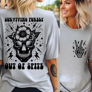 Puur overleven uit ondanks Svg Png, grappig skelet, sarcasme SVG PNG, grappige volwassene, Goth Svg, retro sublimatie, voorkant achterkant Svg, gesneden bestand.