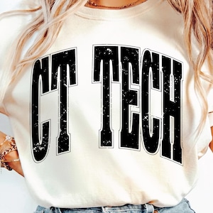 Puede incluir: Sudadera color crema con el texto "CT TECH" en letras negras grandes y desgastadas. Las letras tienen una fuente en negrita y en bloque. La sudadera es de estilo casual, adecuada para el uso diario.