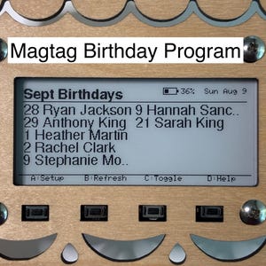 Könnte beinhalten: Ein helles elektronisches Anzeigegerät aus Holz mit dem Text Magtag Birthday Program. Der Bildschirm zeigt eine Liste von Namen und Daten unter der Überschrift Sept Birthdays, ein Batteriesymbol bei 36 % und das Datum Sun Aug 9. Vier Tasten sind darunter.