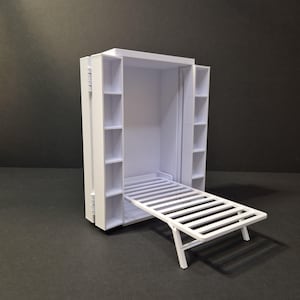 Op de afbeelding: Een witte, miniatuur opklapbed met een uittrekbaar bedframe. Het bed wordt omgeven door een witte kast met planken aan weerszijden. Het bedframe is uitgeschoven en toont de latten. Het algehele ontwerp is minimalistisch.