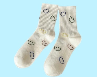 Todo sobre calcetines de cara sonriente / blanco
