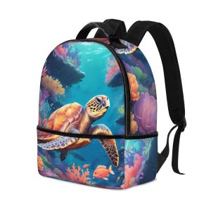 Può includere: Uno zaino blu e verde con un design colorato di tartaruga marina e barriera corallina. Lo zaino ha spalline nere e una chiusura con cerniera.