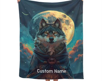 Puede incluir: Un lobo con una capa azul con ribetes dorados se encuentra frente a una luna llena. El lobo tiene una expresión seria y mira directamente al espectador. El texto "Custom Name" está impreso en la capa.