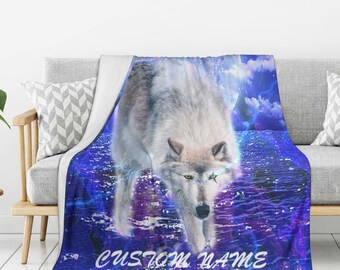 Puede incluir: Un lobo blanco con ojos azules camina a través de una escena de agua azul y púrpura que gira. El lobo camina hacia el espectador. El fondo es un cielo azul oscuro con luna llena. El texto "CUSTOM NAME" está en la parte inferior de la imagen.