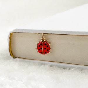 Marque-page breloque coccinelle, breloque insecte, coccinelle rouge, or, cadeau marque-page, cadeau pour les amateurs de lecture, collection de breloques