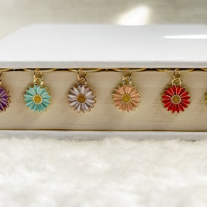 Segnalibro con ciondoli a forma di margherite, ciondoli a forma di fiore, oro, regalo segnalibro, regalo per amanti dei libri, collezione di ciondoli