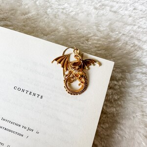 Gold Dragon Charm Bookmark Clip, Dragon Charms, Dragon Bookmark, Fantasy Romance Bookmark, Bookmark Gift, Gift for Book Lovers, Bookish Gift zdjęcie 3