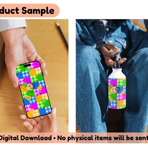 Op de afbeelding: Een witte waterfles en een smartphone, beide met een kleurrijk patchworkontwerp met harten en cirkels. De telefoon wordt in de handen van een persoon gehouden. De tekst "Product Sample" en "Digital Download &bull; No physical items will be sent" zijn ook zichtbaar.