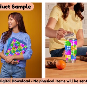 Op de afbeelding: Een vrouw houdt een notitieboek vast met een kleurrijk patchwork-ontwerp. Een roestvrijstalen beker met een bijpassend patchwork-patroon staat op een houten oppervlak. De beker heeft een deksel en is versierd met vierkanten in blauw, groen, geel en roze.