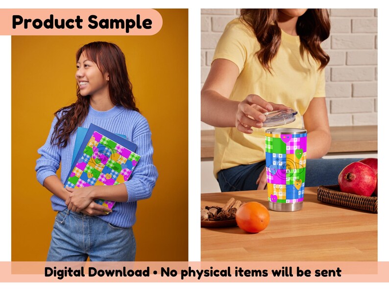 Op de afbeelding: Een vrouw houdt een notitieboek vast met een kleurrijk patchwork-ontwerp. Een roestvrijstalen beker met een bijpassend patchwork-patroon staat op een houten oppervlak. De beker heeft een deksel en is versierd met vierkanten in blauw, groen, geel en roze.