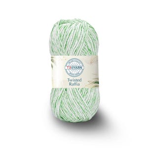 Può includere: Un gomitolo di filato Twisted Raffia verde e bianco. Il filato ha un'etichetta con "TROYARN" e "Twisted Raffia". Il filato è verde chiaro con fili bianchi ritorti. Ideale per progetti di artigianato.