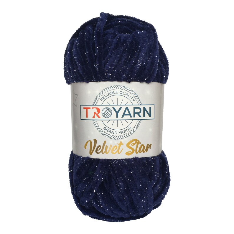 以下が含まれることがあります： 銀色のグリッターがついたネイビーブルーの糸の玉。ラベルには「TROYARN Brand Yarns Velvet Star」と赤い星と白い背景が書かれている。