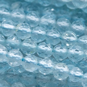 Peut inclure: Un brin de perles de pierres précieuses facettées bleu clair. Les perles sont rondes et ont une finition lisse et polie.