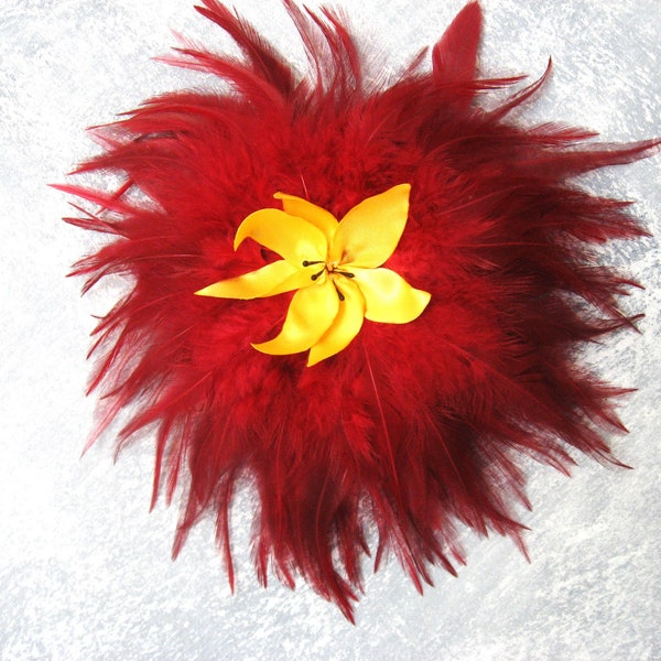 juju hat rouge avec fleur jaune au centre