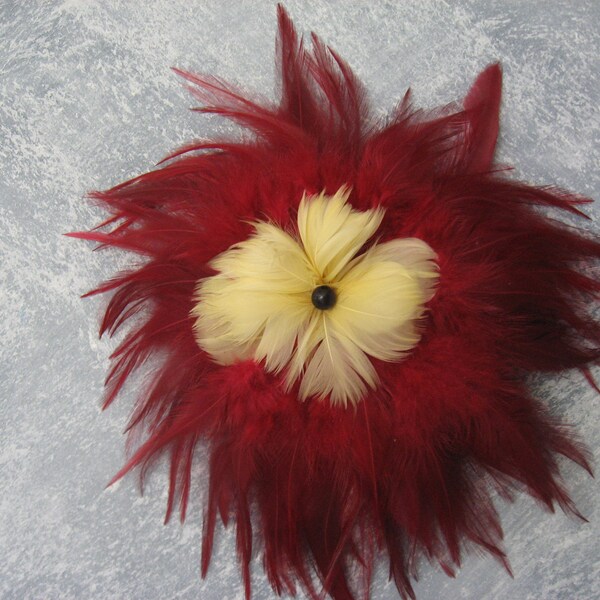 Juju hat rouge avec fleur en plumes de coq jaune au centre créée par mes soins éventuellement, décoration murale. Produit à offrir Cadeau