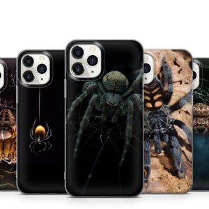 Peut inclure: Ensemble de quatre coques pour iPhone avec différents motifs d'araignées. Les coques sont noires avec une fenêtre transparente pour montrer le motif de l'araignée. Les araignées sont une araignée de chasse noire et jaune, une araignée tisseuse d'orbes brune, une tarentule noire et jaune et une araignée sauteuse brune.