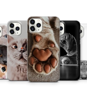 Op de afbeelding: Set van vijf iPhone-hoesjes met verschillende kattenontwerpen. Een hoesje toont een kattenpootafdruk, een ander toont een kattengezicht, een ander toont een zwart-witte kat, een ander toont een grijze kat en een ander toont een kat met oranje-witte vacht.