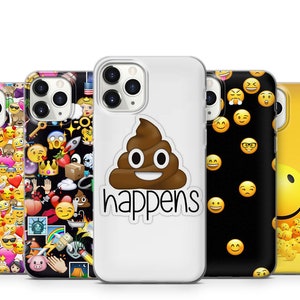 Könnte beinhalten: Vier verschiedene iPhone-Hüllen mit verschiedenen Emoji-Designs. Eine Hülle zeigt ein Kack-Emoji mit dem Text "happens". Eine andere Hülle hat einen schwarzen Hintergrund mit gelben Smileys. Eine dritte Hülle hat einen gelben Hintergrund mit einem großen gelben Smiley und kleineren gelben Smileys. Die letzte Hülle hat einen schwarzen Hintergrund mit einer Vielzahl von bunten Emojis.