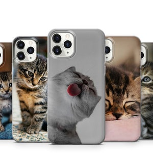 Op de afbeelding: Vijf telefoonhoesjes met afbeeldingen van schattige kittens. De hoesjes tonen verschillende kittenontwerpen, waaronder een grijze kat die aan haar neus likt en een slapende tabby-kitten. De hoesjes zijn ontworpen voor een smartphone.
