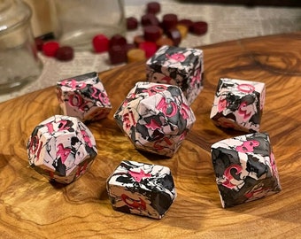 Scene Queen | Polymer clay sharp-edged polyhedral seven-piece dice set with crystal D4