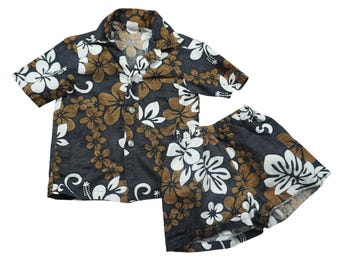 Conjunto hawaiano vintage para niños talla 2T, hecho en Hawái, camisa y pantalones cortos con estampado floral, color negro y marrón.