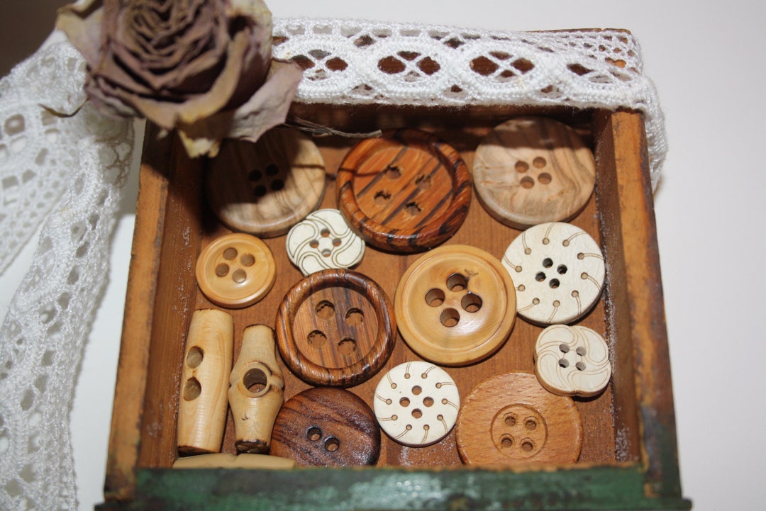 Vintage Wooden Buttons A Lot of 15 Beautiful Buttons / Good Vintage