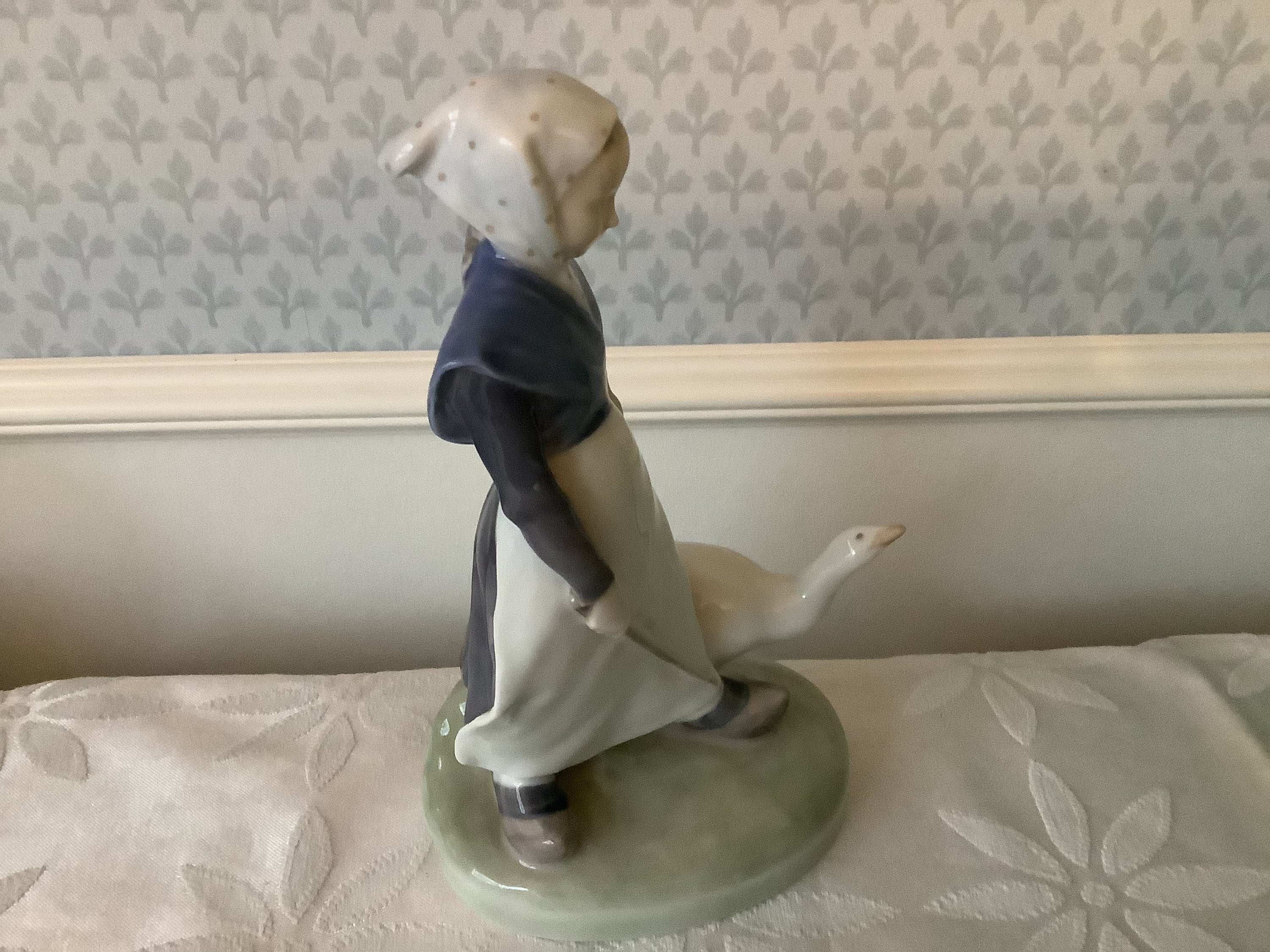beautiful-royal-copenhagen-girl-with-goose-528-vintage-1st-sorting-19