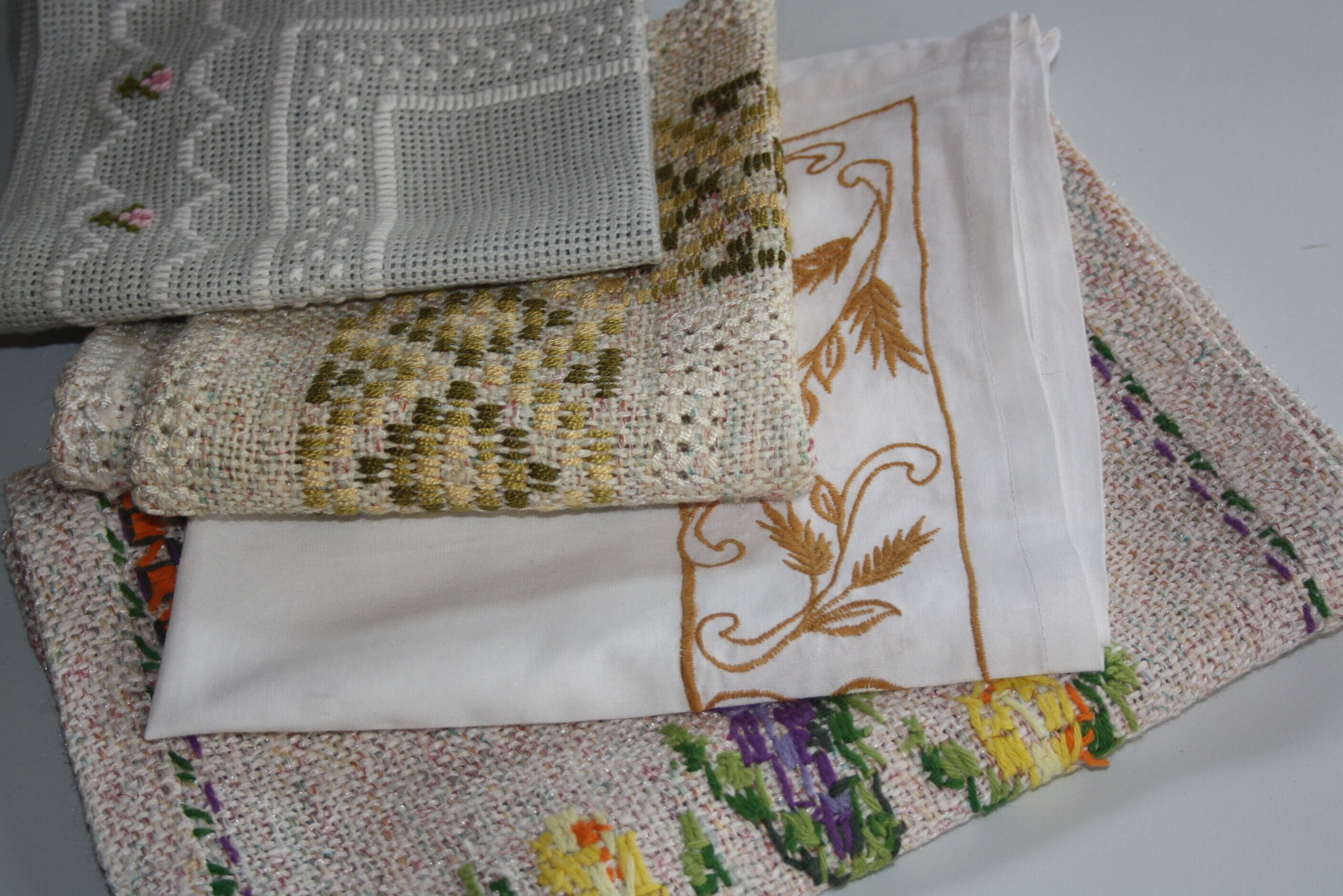 ヴィンテージの刺繍入りテーブルクロス - さまざまな色とデザイン - 36