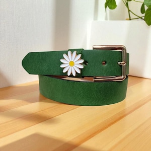 Grüner handgemachter Goldschnallen-minimalistischer Damengürtel Daisy-Symbol-Ledergürtel mit Schnalle Inspiriert von Natur und Mythologie